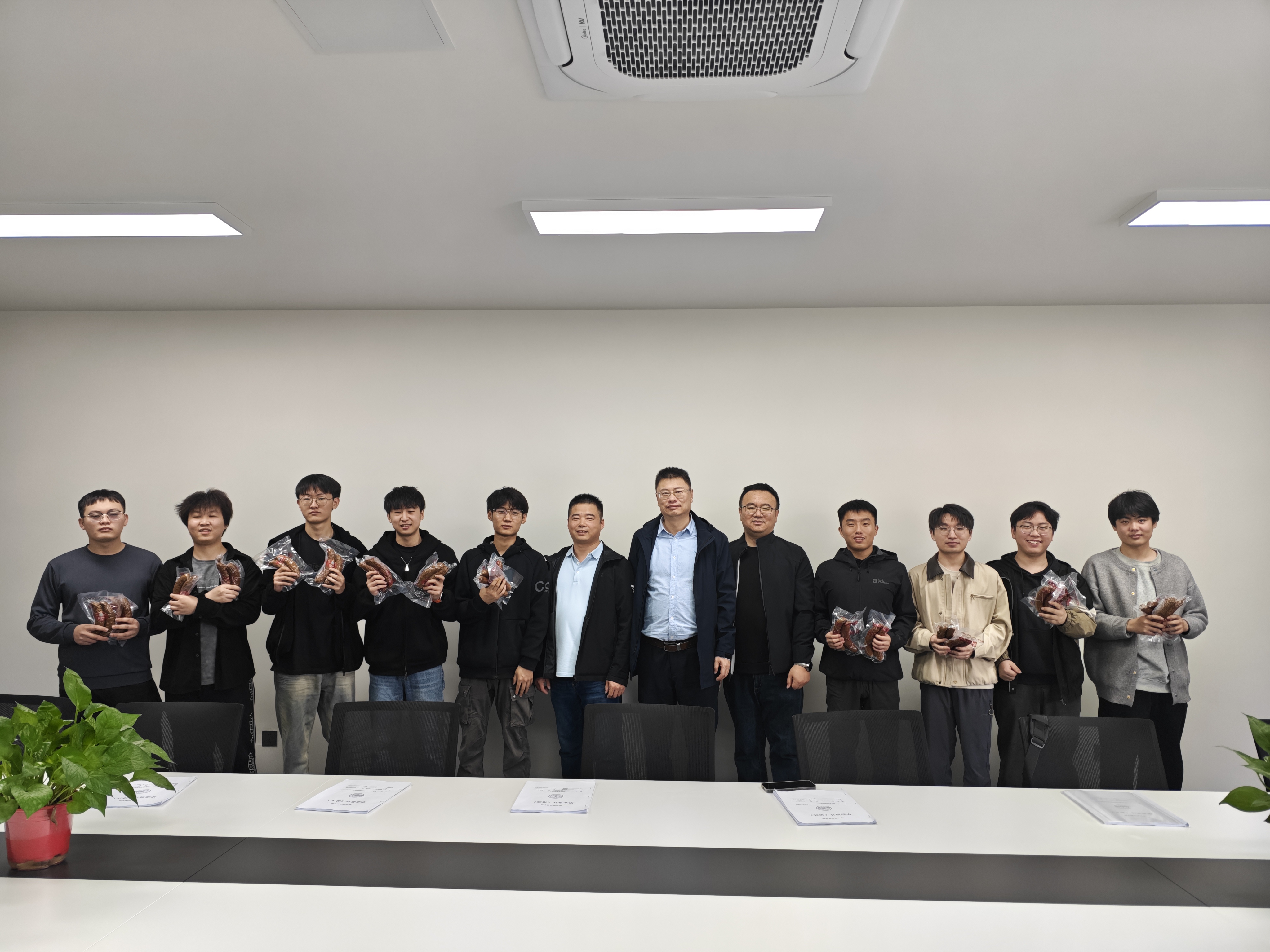 温情慰问暖人心，校企携手促成长—公司赴昆山开展毕业生慰问暨企业现场答辩工作